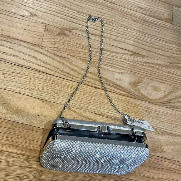 🌟Brand New Purse… Never Used!! 🤍Can Be Used As a Clutch Or With A Strap - Picture 4 of 7